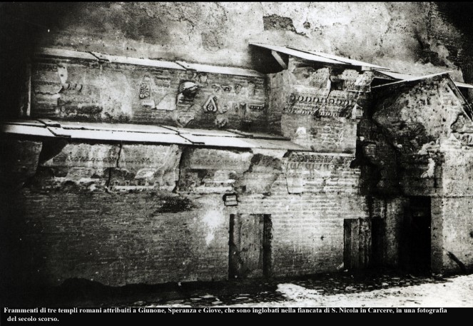Frammenti di tre templi romani attribuiti a Giunone, Speranza e Giove, che sono inglobati nella fiancata di S. Nicola in Carcere, in una fotografia del 1800