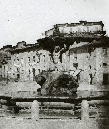 Fontana di Piazza S Maria in Cosmedin in una foto d'epoca
