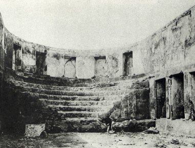 L'auditorio di Mecenate riportato alla luce durante i lavori per costruire via Merulana, in una fotografia effettuata nel 1874