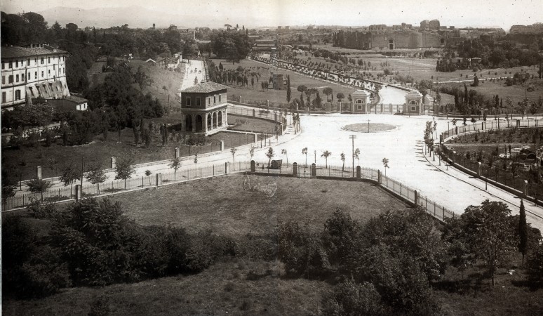 La passeggiata archeologica voluta dal Baccelli, in una foto degli anni 20 fatta dal dirigibile