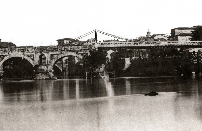 Ponte Rotto quando aveva la passarella di ferro in una foto d'epoca