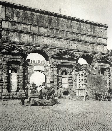 Porta Maggiore con le porte merlate in una foto della meta del secolo XIX