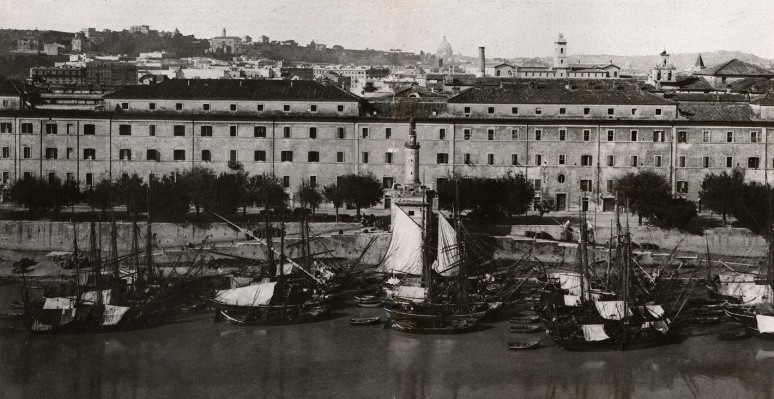 Porto di Ripa Grande in una foto del 1880. Si notino in primo piano le barche, che solitamente trasportavano il legname della Maremma laziale e il vino dalla lontana Sicilia, l'ospizio di S Michele e il faro