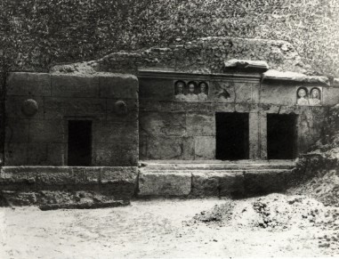 Sepolcreti scoperti nel 1916 in via Statilia angolo di via S in gerusalemme. A sinistra, la tomba di Quinzioe, a destra, un mausoleo gemino