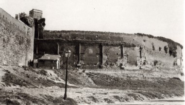 Un tratto delle Mura Aureliane con l' anfiteatro Castrense in una foto del 1911